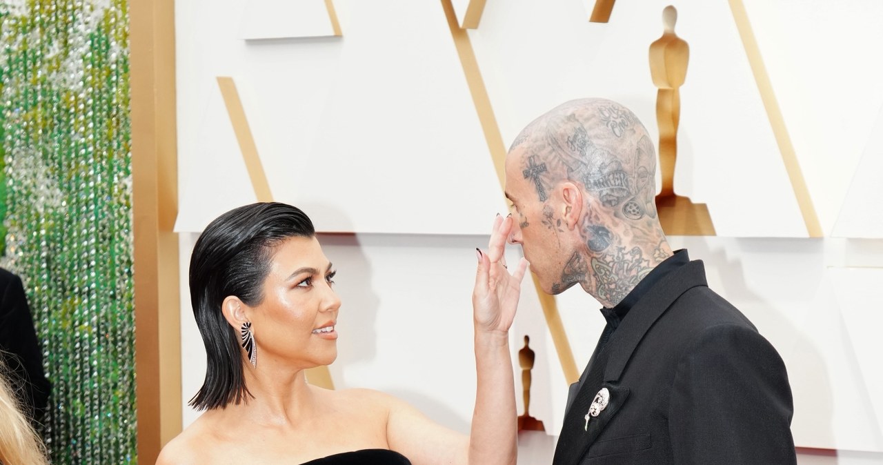 Kourtney Kardashian i Travis Barker całują się namiętnie na gali Oscarów /Jeff Kravitz /Getty Images