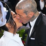 Kourtney Kardashian i Travis Barker wzięli ślub! Tym razem legalny! Sukienka panny młodej przyciąga uwagę
