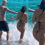 Kourtney Kardashian w "bikini" na wakacjach we Włoszech. Te "majtki" robią wrażenie
