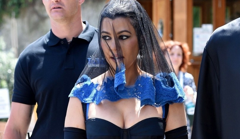 Kourtney Kardashian w mini-sukience z Matką Boską. Przesadziła?