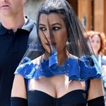 Kourtney Kardashian w sukience z Matką Boską. Przesadziła?