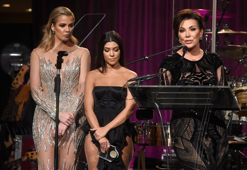 Kourtney Kardashian z siostrą i mamą /Jamie McCarthy /Getty Images