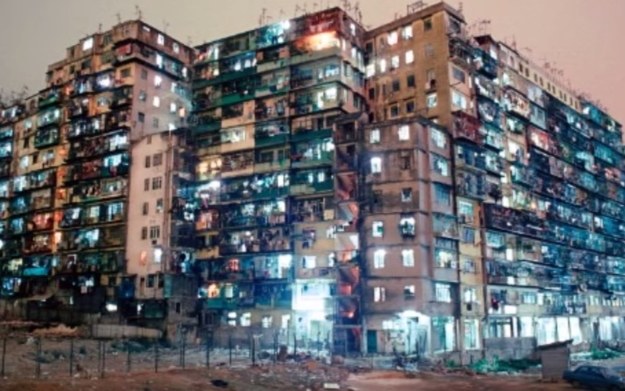 Kowloon - miasto zbudowane bez udziału architektów - materiał pochodzi z serwisu YouTube.com /materiały prasowe