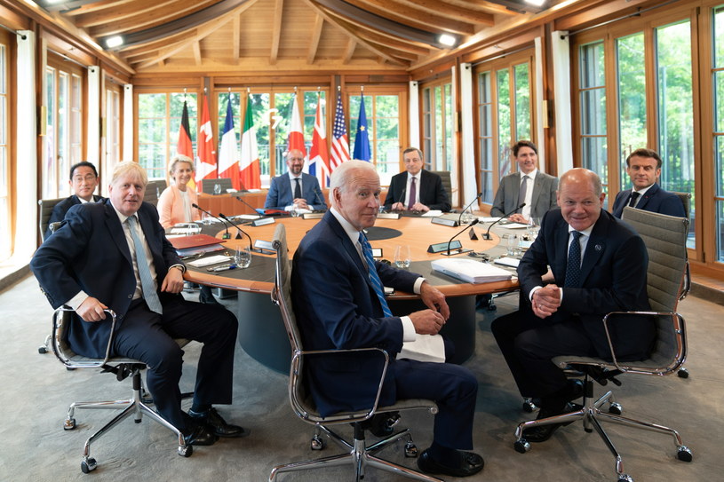 Kpiny z Putina przy stole liderów G7 /Sven Kanz / POOL /PAP/EPA
