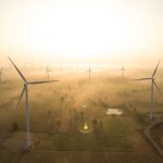 emisje CO2 Kpiono z nich i krytykowano. A jednak OZE utrzymują pozycję lidera