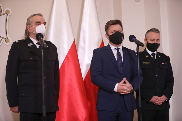 KPRM Michał Dworczyk (C), komendant główny Państwowej Straży Pożarnej nadbryg. Andrzej Bartkowiak oraz prezes zarządu Głównego Związku Ochotniczych Straży Pożarnych Waldemar Pawlak / 	Leszek Szymański    /PAP/EPA