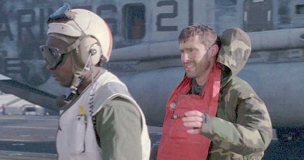 Kpt. Scott O'Grady tuż po wylądowaniu na pokładzie USS Keasarge /AFP