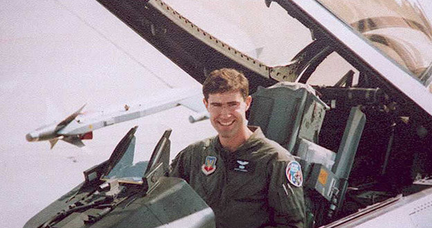 Kpt. Scott O'Grady za sterami myśliwca F-16C /AFP