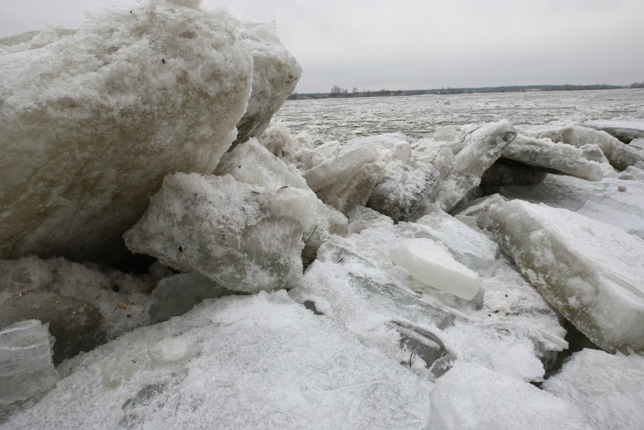 Kra na Wiśle w Płocku /Marcin Bednarski /PAP