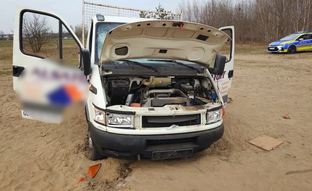 Kradli dla zabawy, zakopali auto w piasku. Młodzi złodzieje zatrzymani