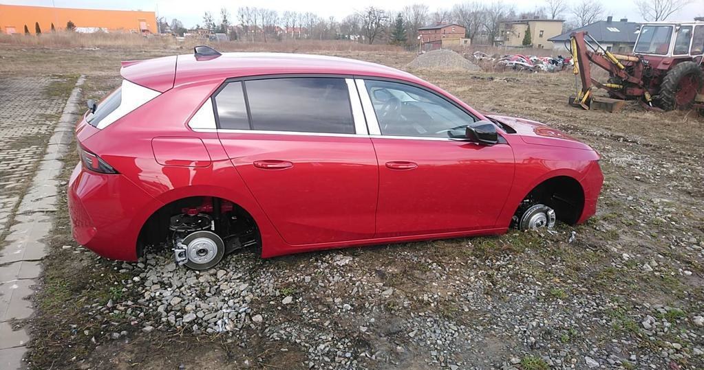 Kradli koła na potęgę. Nie odpuścili nawet pojazdom w salonie /Policja