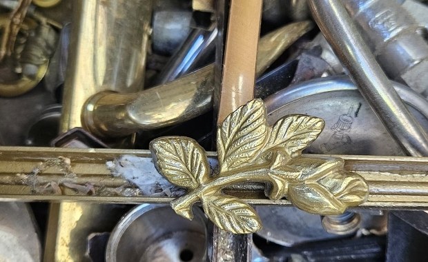 Kradli krzyże, zniszczyli 100 nagrobków. Hieny cmentarne zatrzymane przez policję