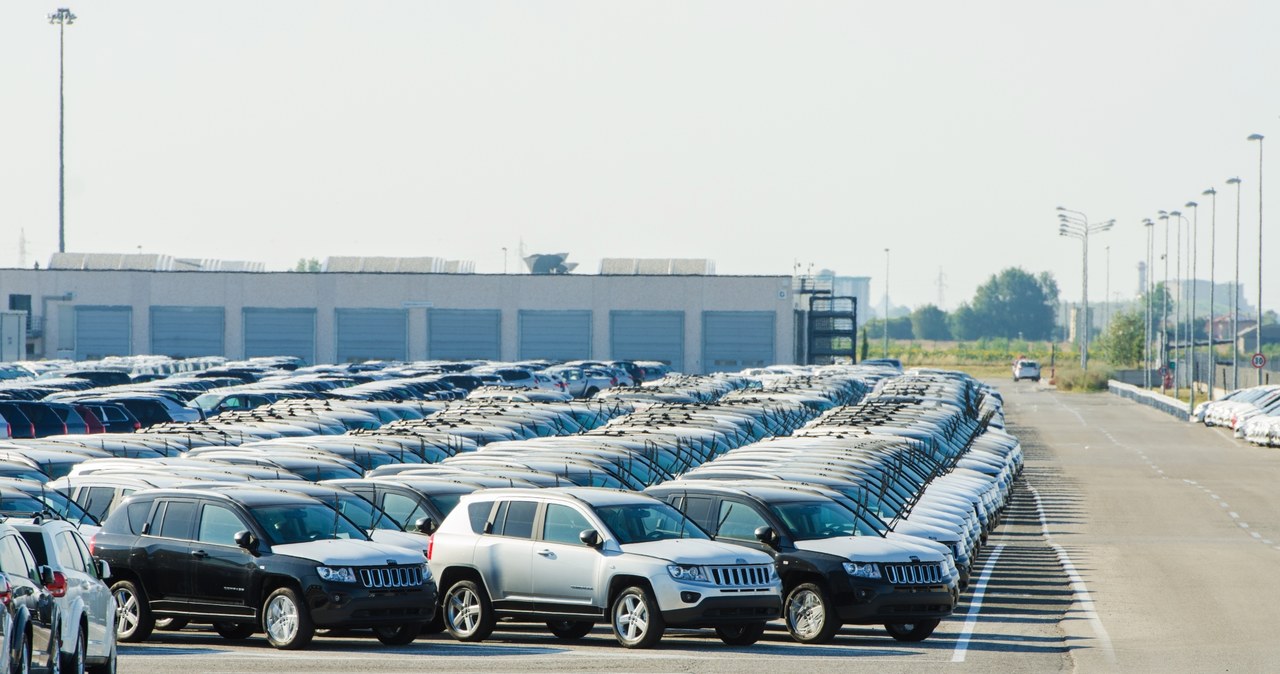 Kradną samochody wprost z parkingów przed fabrykami /123RF/PICSEL