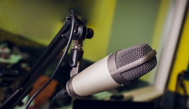 Kradzież głosu znanego lektora w reklamie? Pierwszy taki pozew w Polsce