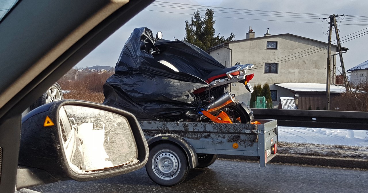 Kradzież motocykla jest o niebo prostsza, niż samochodu. Wystarczy załadować go do dostawczaka lub na przyczepkę. /INTERIA.PL