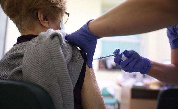 Kradzież szczepionki przeciw Covid-19 w Chorzowie. Policja analizuje monitoring z poradni