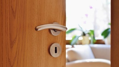 Kradzieże w mieszkaniach we Wrocławiu. Jaką metodę miał złodziej?