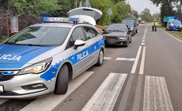 Kradzione auto holowali na linie. Wpadli w trakcie ucieczki