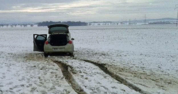 Kradziony Opel Astra ugrzązł w błocie /Policja