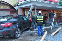 Kradziony samochód wjechał w budynek