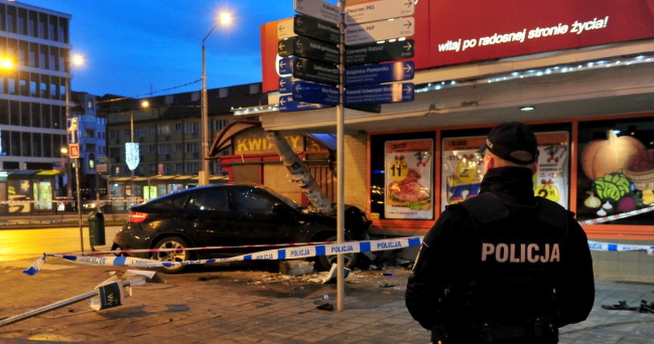 Kradziony samochód wjechał w budynek