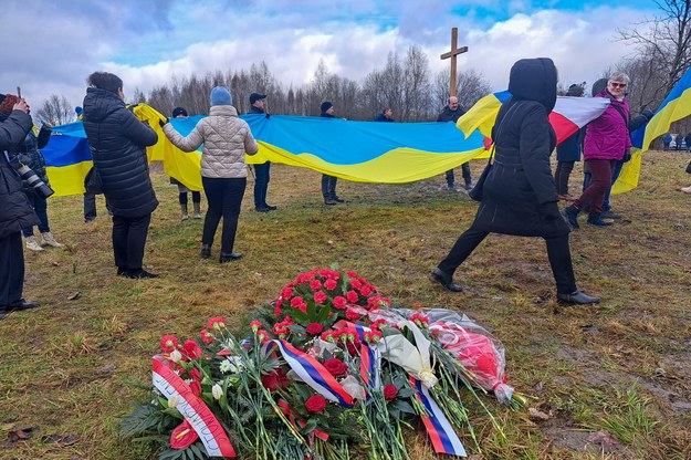 kraińska flaga podczas uroczystości rocznicowych, w miejscu, gdzie stał pomnik generała Iwana Czerniachowskiego /Joanna Kiewisz-Wojciechowska /PAP/EPA