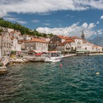 Kraj, który oferuje morze i góry. Wakacje dorwiesz tam w atrakcyjnej cenie 