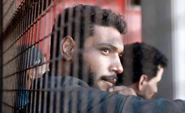 Kraj UE wprowadzi opaski monitorujące dla migrantów, którzy nie dostali azylu