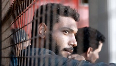 Kraj UE wprowadzi opaski monitorujące dla migrantów, którzy nie dostali azylu