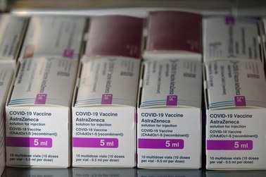 Kraje wstrzymują szczepienia preparatem firmy AstraZeneca. Co zrobi Polska?