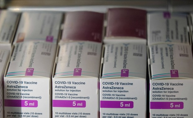 Kraje wstrzymują szczepienia preparatem firmy AstraZeneca. Co zrobi Polska?