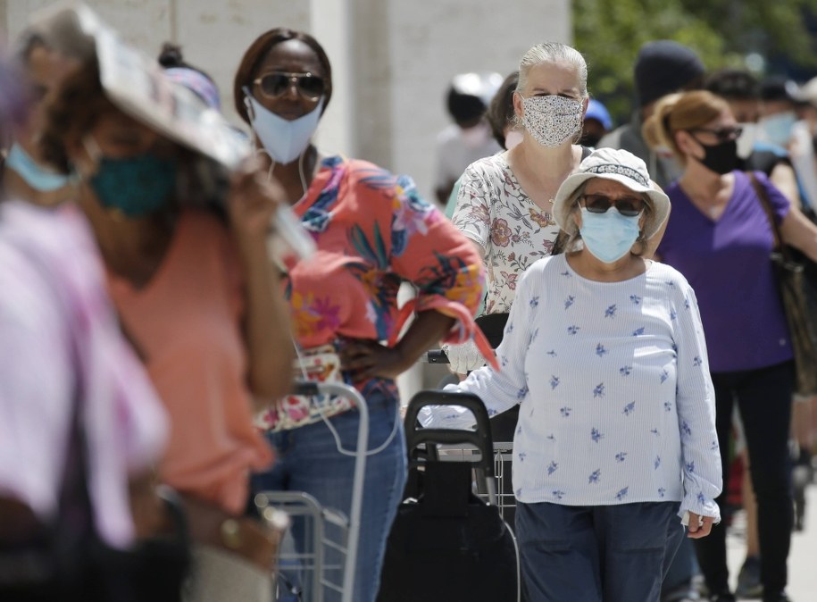 Kraje z obowiązkowymi szczepieniami przeciw gruźlicy łagodniej przechodzi pandemię /JOHN ANGELILLO /PAP/Newscom