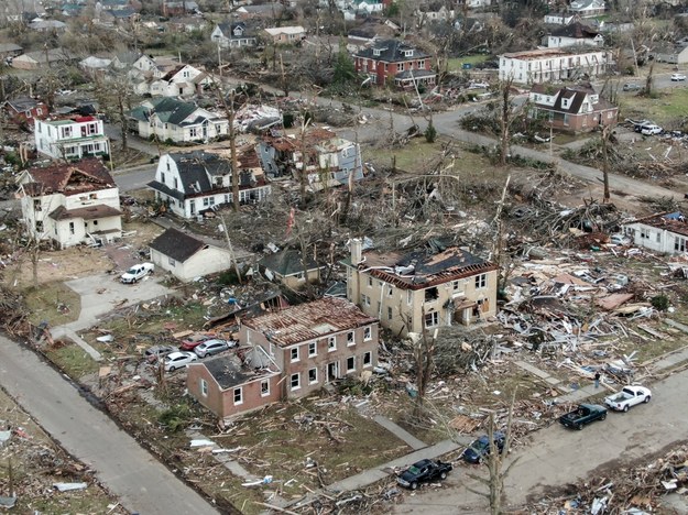 Krajobraz Mayfield w Kentucky po przejściu tornada. /TANNEN MAURY  /PAP/EPA