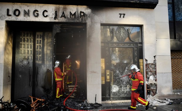 Krajobraz po bitwie: Podpalone samochody, zniszczone sklepy 