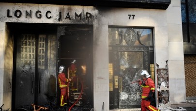 Krajobraz po bitwie: Podpalone samochody, zniszczone sklepy 