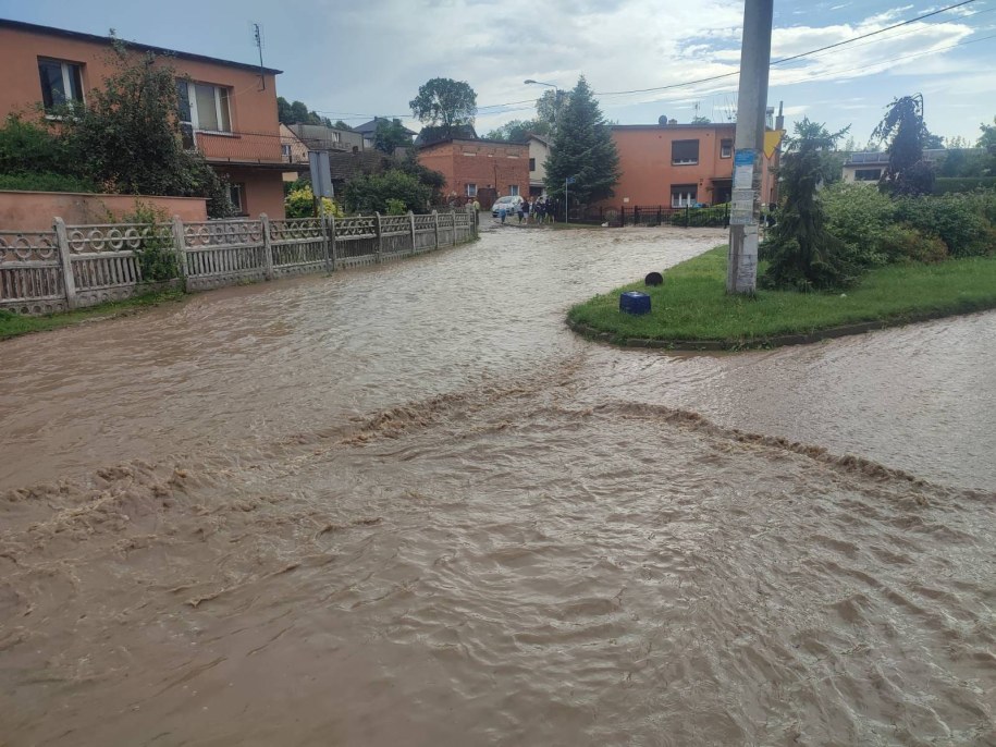 Krajobraz po burzy w Kościelnej Wsi w Wielkopolsce /KP PSP Pleszew /