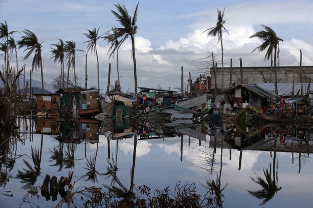 Krajobraz po przejściu tajfunu Haiyan /DENNIS M. SABANGAN /PAP/EPA