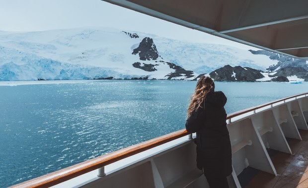 Krajobraz ukryty pod lodem: Tysiące wzgórz, gór, kanionów i równin Antarktydy