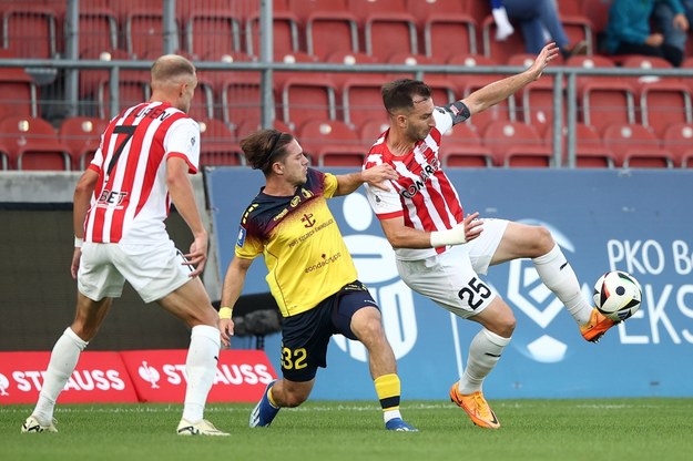 Kraków, 14.09.2024. Piłkarze Cracovii, Mick Van Buren i Otar Kakabadze oraz Leonardo Koutris z Pogoni Szczecin podczas meczu Ekstraklasy /	Łukasz Gągulski /PAP