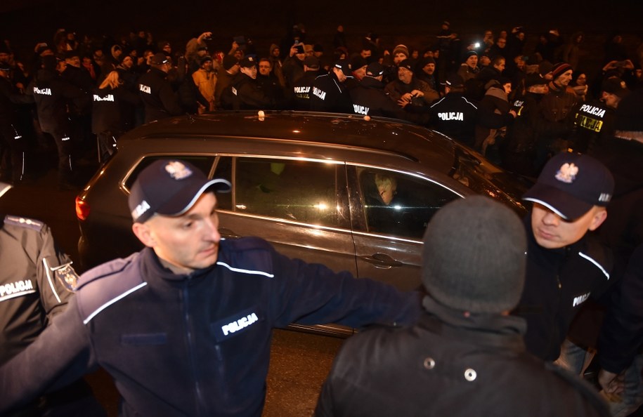 Kraków, 18.12.2016. Policjanci odgradzają samochody polityków od demonstrujących /	Jacek Bednarczyk   /PAP