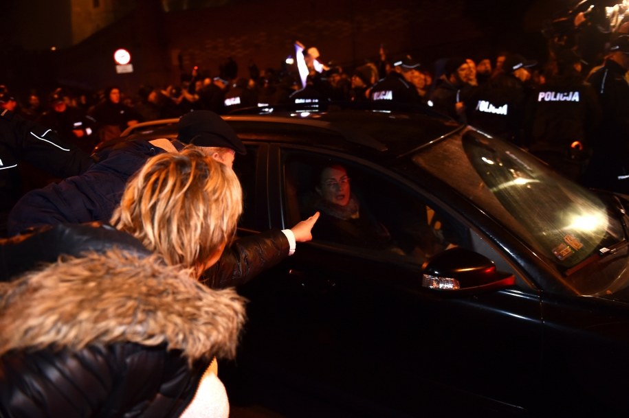 Kraków, 18 grudnia 2016. Kilkadziesiąt osób blokowało wjazd, a następnie wyjazd polityków PiS ze Wzgórza Wawelskiego / 	Jacek Bednarczyk    /PAP