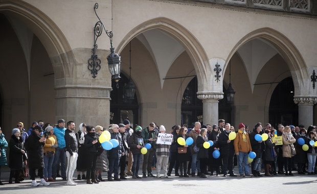 Kraków: 2 tys. osób protestowało w Rynku Głównym przeciwko rosyjskiej inwazji na Ukrainę