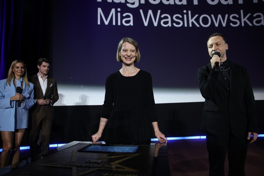 Kraków, 25.04.2025. Laureatka Nagrody "Pod Prąd" australijska aktorka Mia Wasikowska na gali otwarcia 18. edycji Mastercard OFF CAMERA /	Łukasz Gągulski /PAP