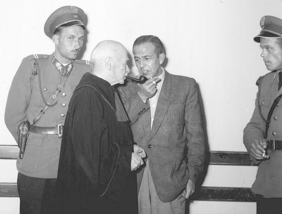 Kraków 30.08.1956. Sąd Wojewódzki w Krakowie. Na zdjęciu Władysław Mazurkiewicz i jego obrońca adwokat Zygmunt Hofmokl-Ostrowski w przerwie przed ogłoszeniem wyroku kary śmierci. /	Józef Rumianowski /PAP