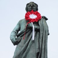 Pomnik Adama Mickiewicz w Krakowie ozdobiony kotylionem