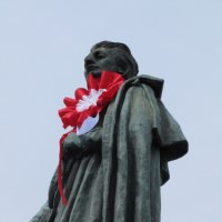 Pomnik Adama Mickiewicz w Krakowie ozdobiony kotylionem