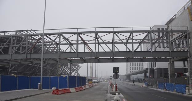 Kraków Airport w intensywnej rozbudowie (na zdjęciu kładka z dworca kolejowego, hotelu i parkingu) /