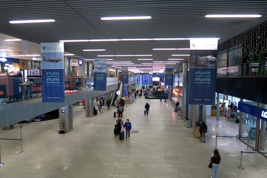 Kraków Airport znosi limit przewozu płynów w bagażu podręcznym. Nowoczesne skanery CT już od środy /Shutterstock