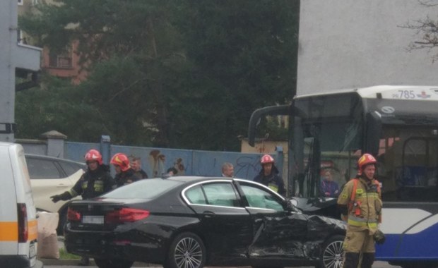 Kraków: Auto wjechało w autobus miejski, 7 osób rannych