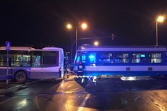 Kraków: Autobus zderzył się z tramwajem. 7 poszkodowanych w szpitalu
